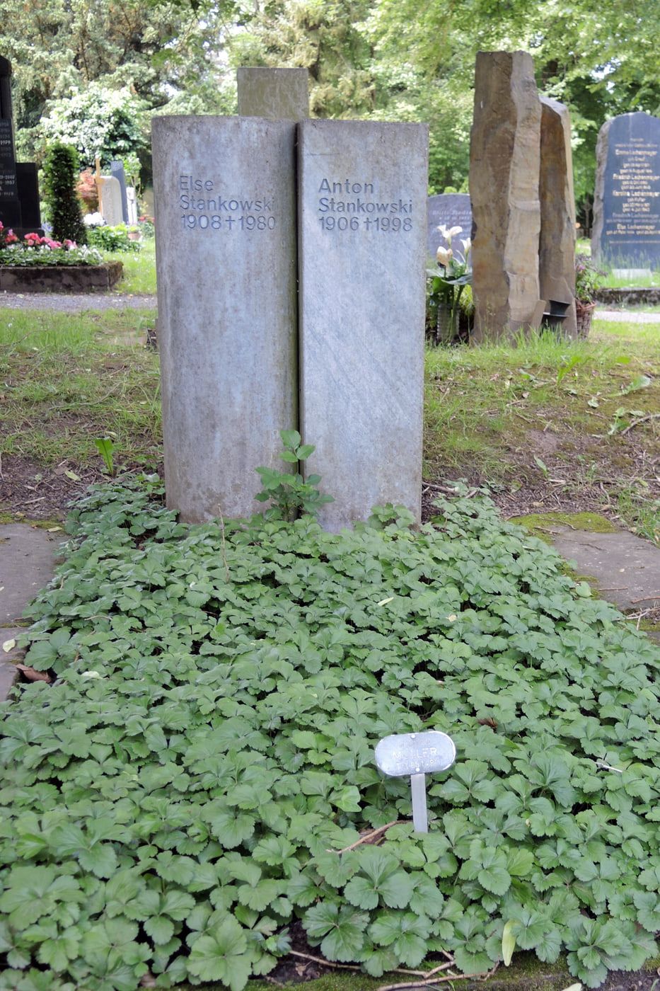 Bepflanzte Grabstätte von Anton Stankowski mit zweiteiligem Steingrabmal auf Friedhof Feuerbach